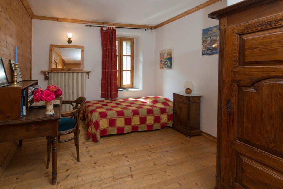 Au Cheval Blanc - appartements et chambres d'hôtes Bed and Breakfast in Auvergne-Rhône-Alpes