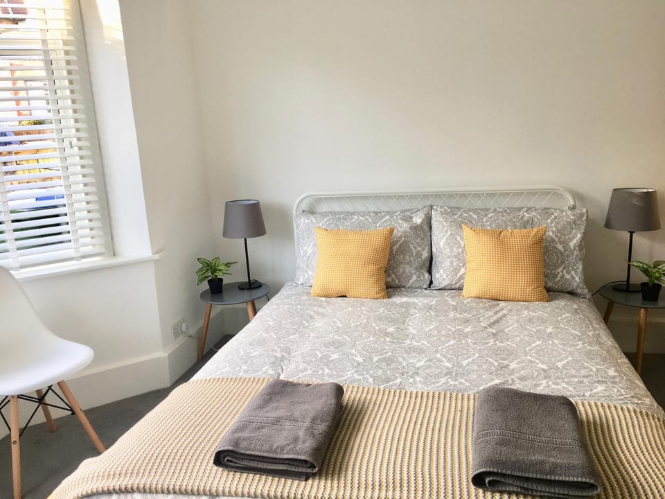 Highfield University House By Your Stay Solutions Short Lets & Serviced Accommodation Southampton With Garden House in Southampton