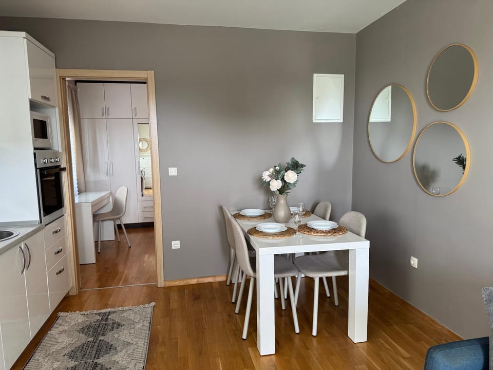 Kitchen or kitchenette, Dining area