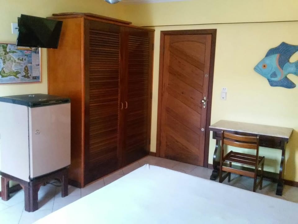 Bed, TV and multimedia, Decorative detail, Floor plan, Bedroom, Family, oven, wardrobe