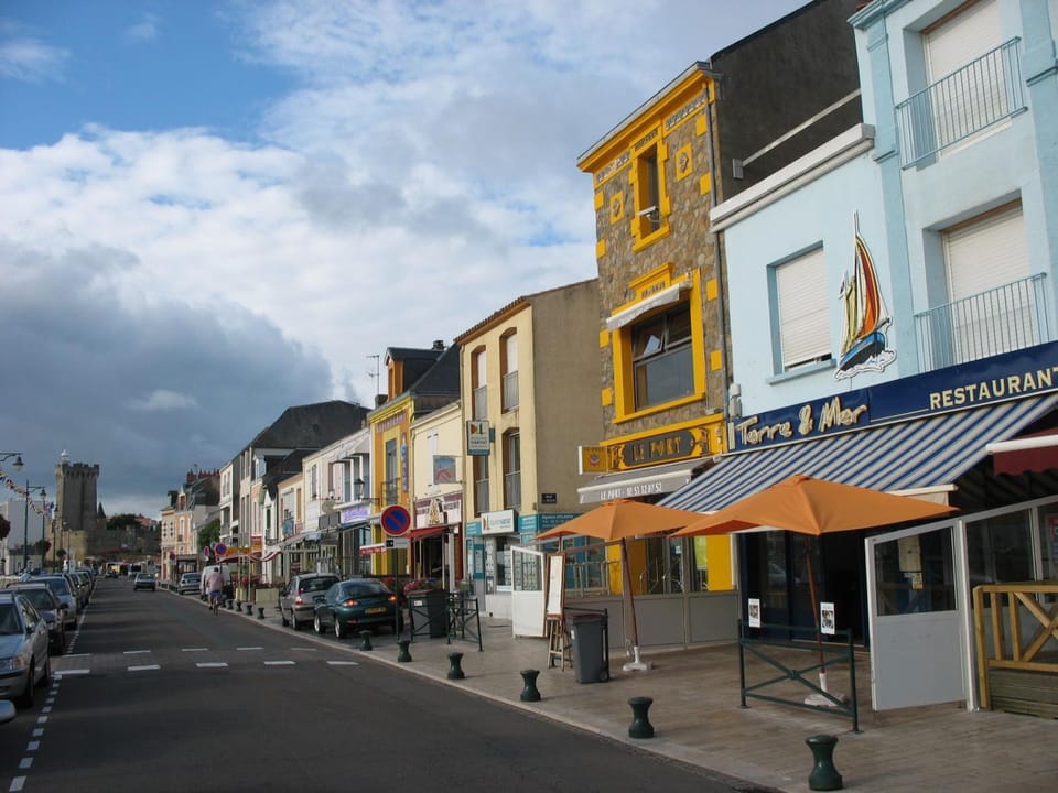 Restaurant/places to eat, Neighbourhood
