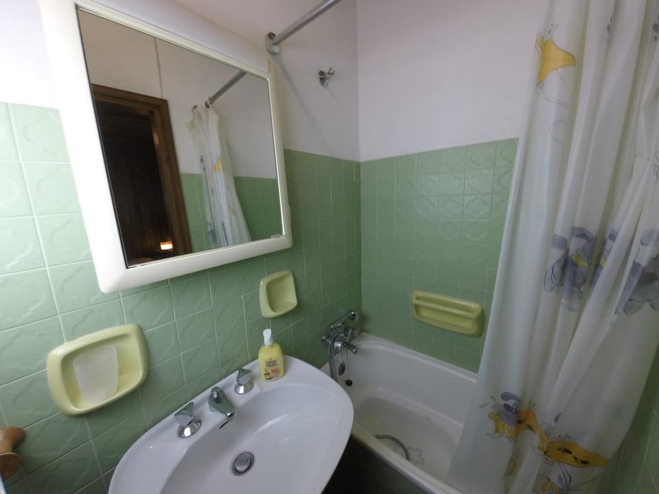 Hot Tub, Bathroom