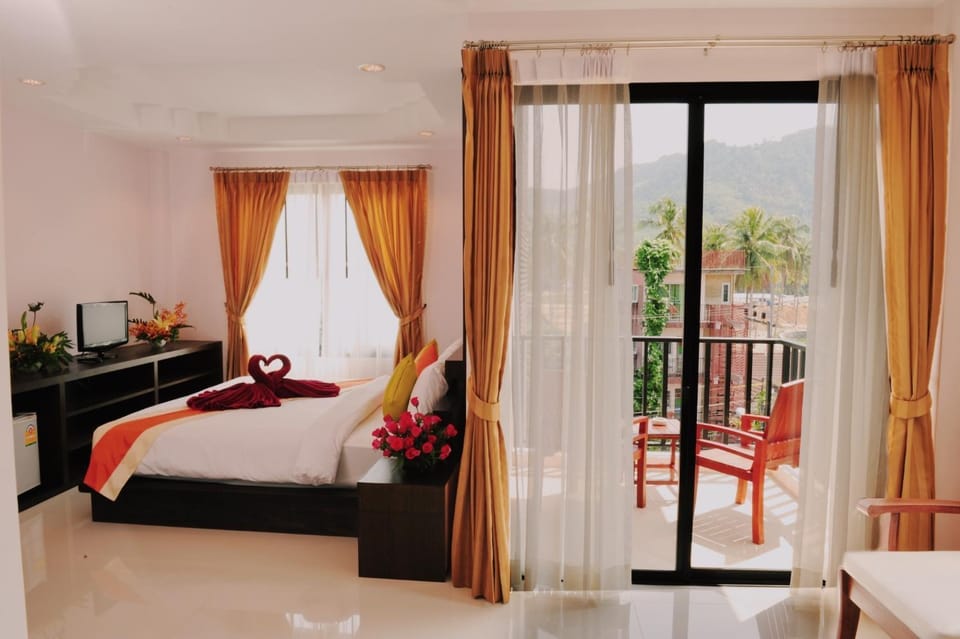 Bed, View (from property/room), Balcony/Terrace, Photo of the whole room, Seating area, Bedroom