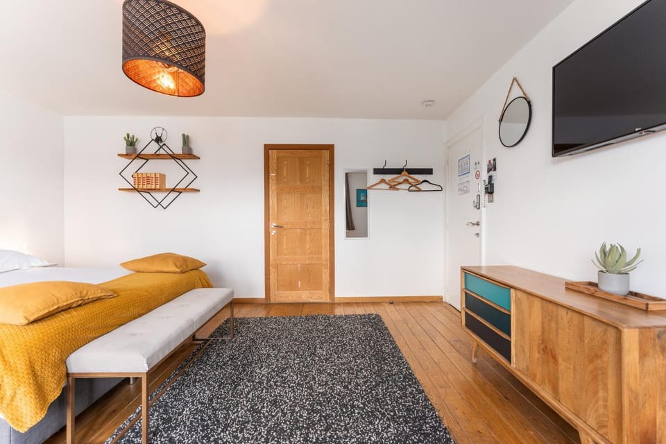TV and multimedia, Photo of the whole room, Bedroom