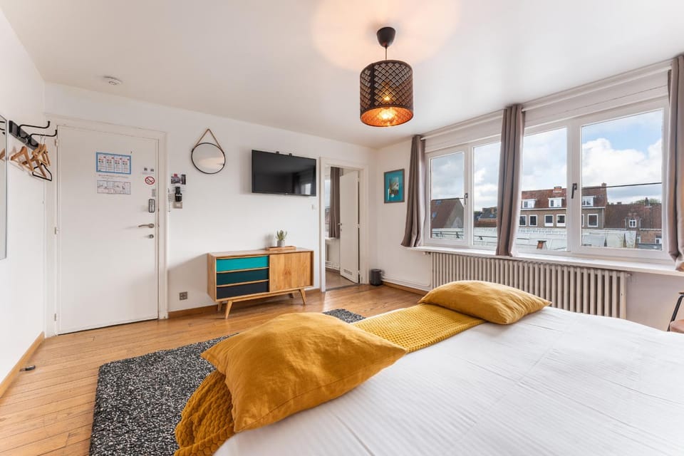 Bed, TV and multimedia, Photo of the whole room, Bedroom