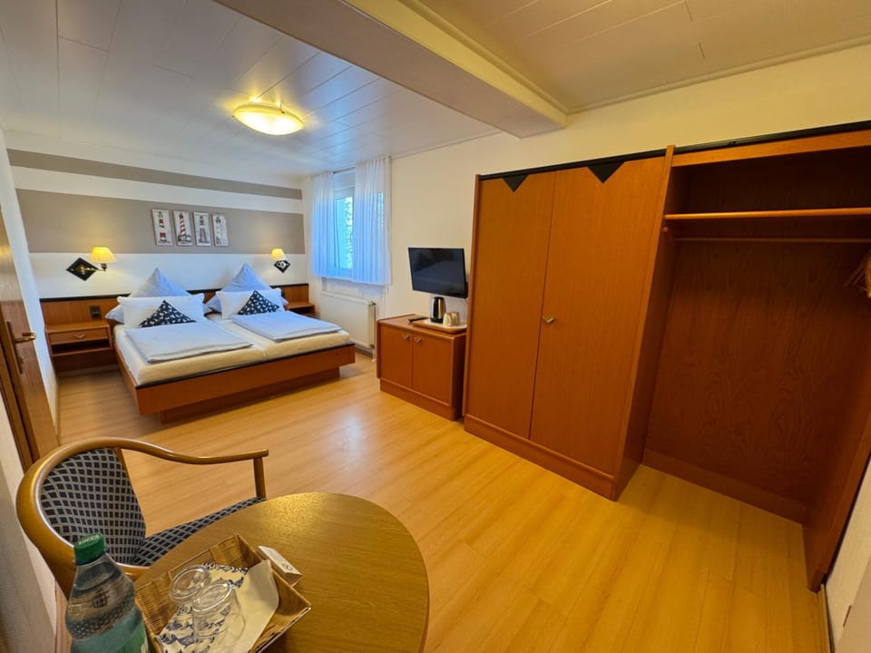 Bed, TV and multimedia, Photo of the whole room, Bedroom, wardrobe