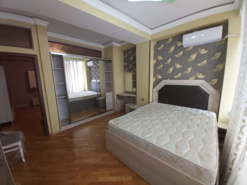 Old City- Neftaniki Avenue Apartment in Baku