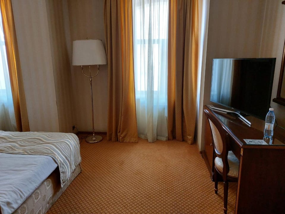 Bed, TV and multimedia, Photo of the whole room