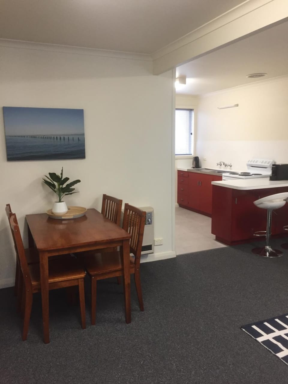 Kitchen or kitchenette, Dining area