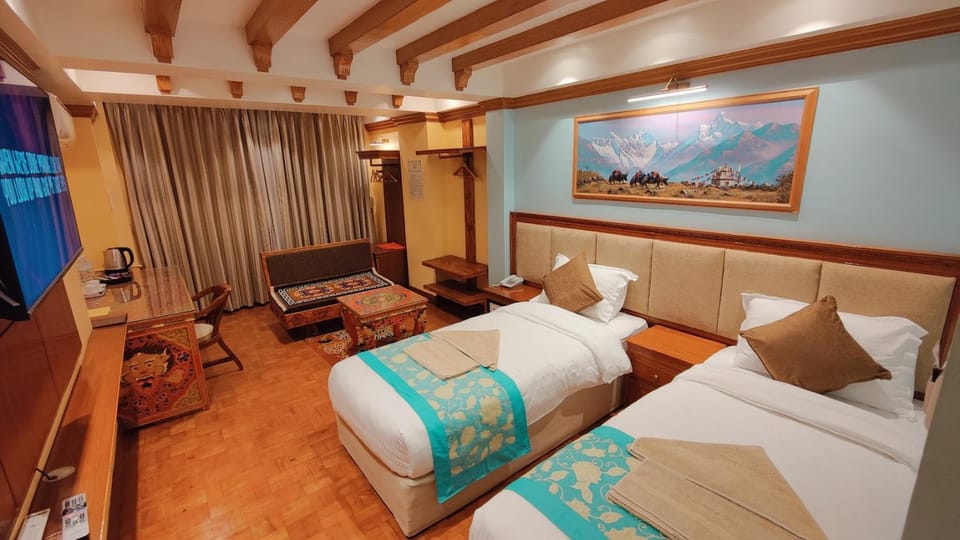 Bed, TV and multimedia, Photo of the whole room, Seating area, Bedroom