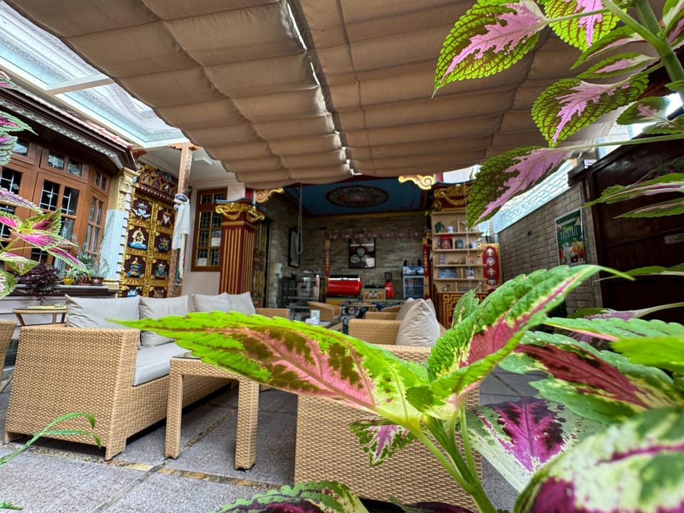 Restaurant/places to eat, Coffee/tea facilities, Lounge or bar