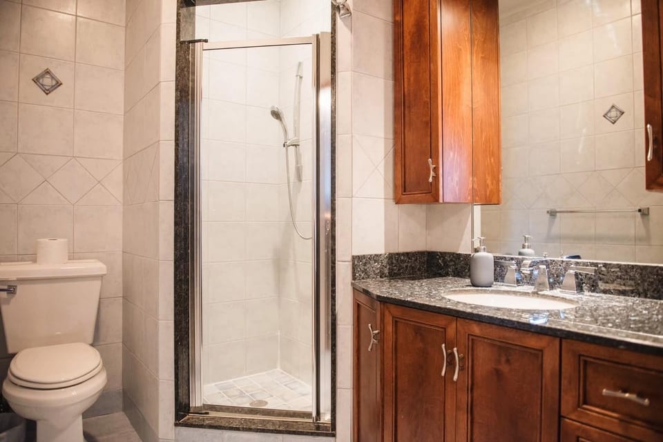 JstLikeHome - Luxury Mansion & Guesthouse Bed and Breakfast in Gatineau