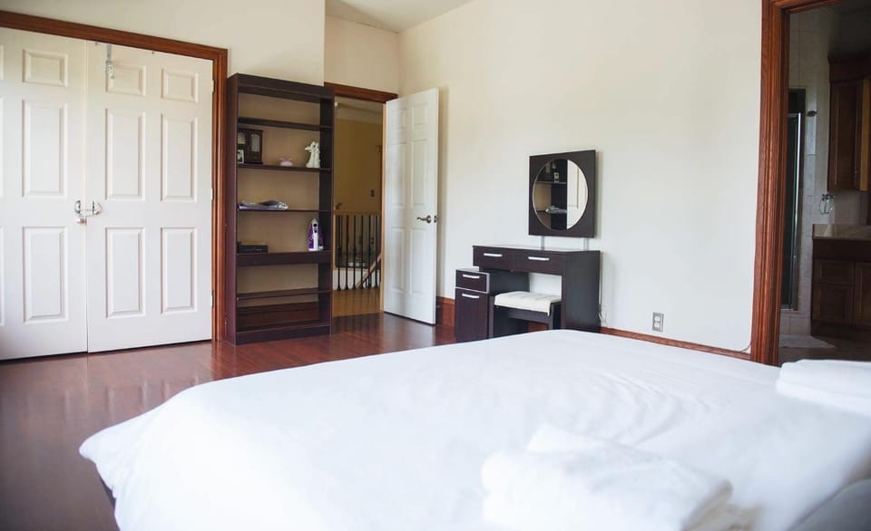 JstLikeHome - Luxury Mansion & Guesthouse Bed and Breakfast in Gatineau