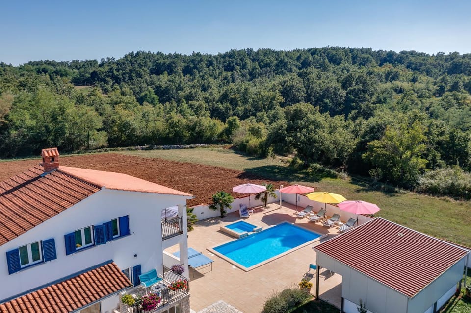 Property building, Day, Natural landscape, Garden, Garden view, Swimming pool, sunbed