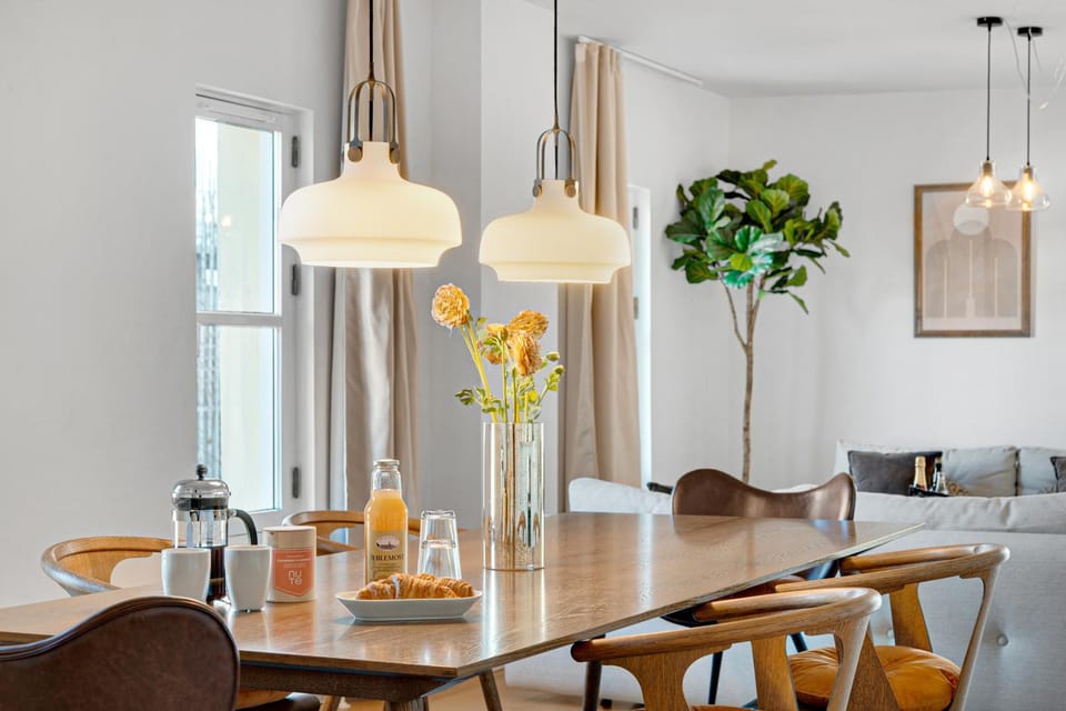 Restaurant/places to eat, Living room