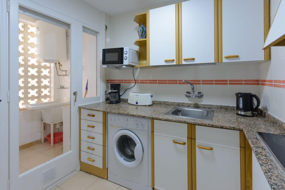Kitchen or kitchenette, minibar, toaster