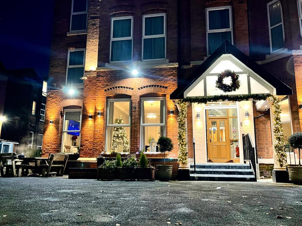 Property building, Facade/entrance, Night