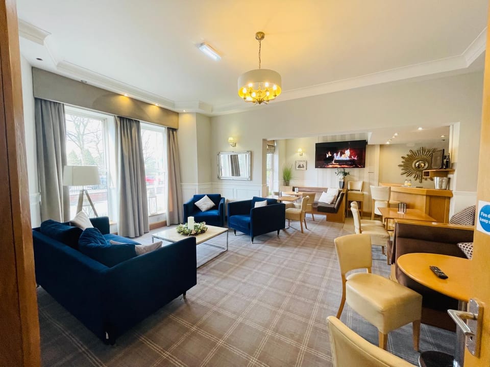 Communal lounge/ TV room, TV and multimedia, Living room, Seating area, Evening entertainment