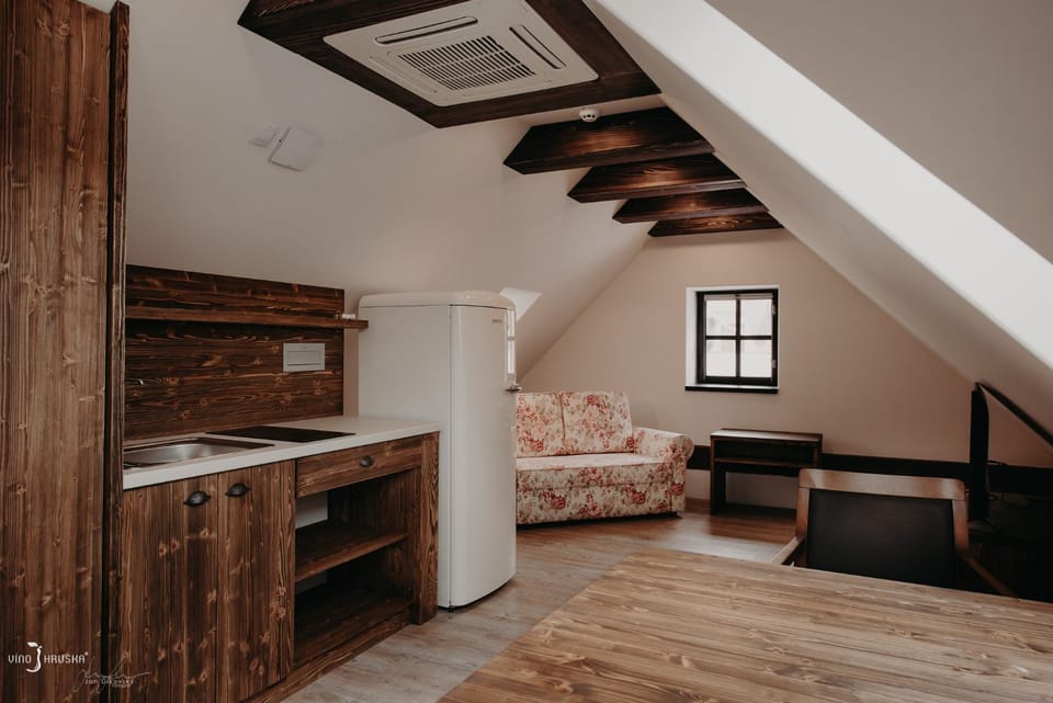 Kitchen or kitchenette, Seating area