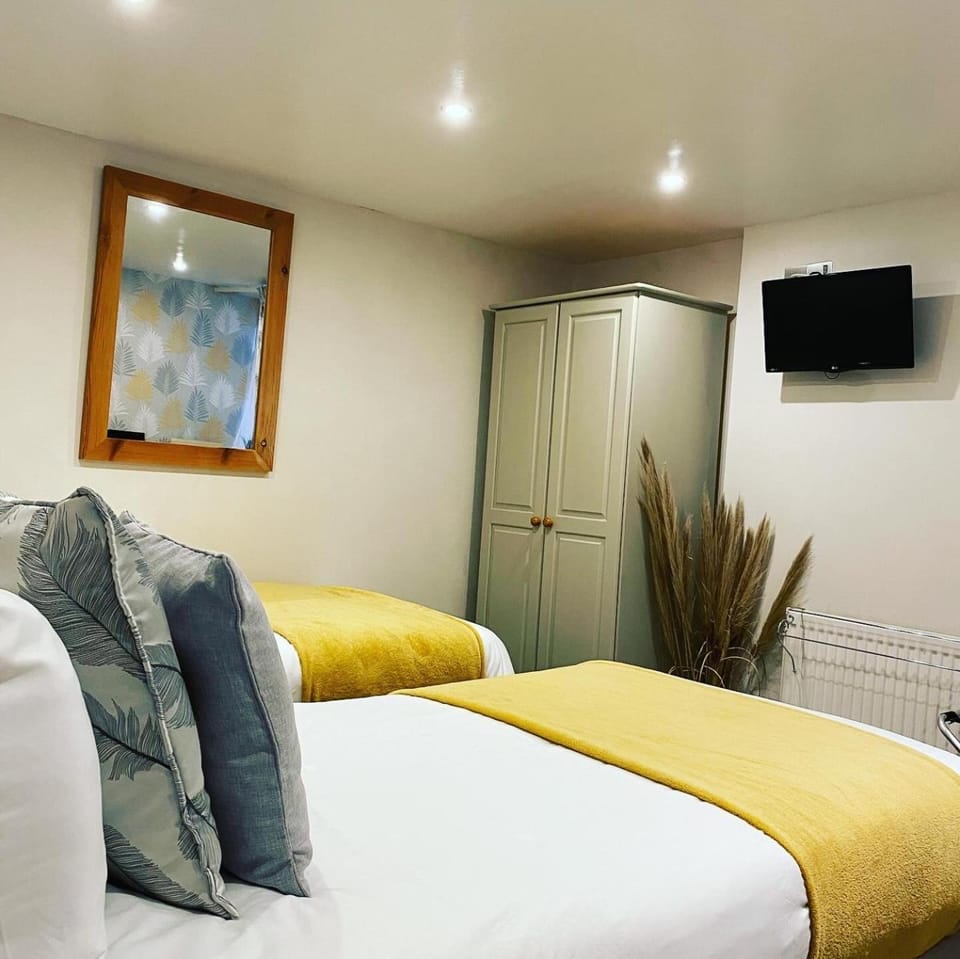 Bed, TV and multimedia, Photo of the whole room, Bedroom, wardrobe