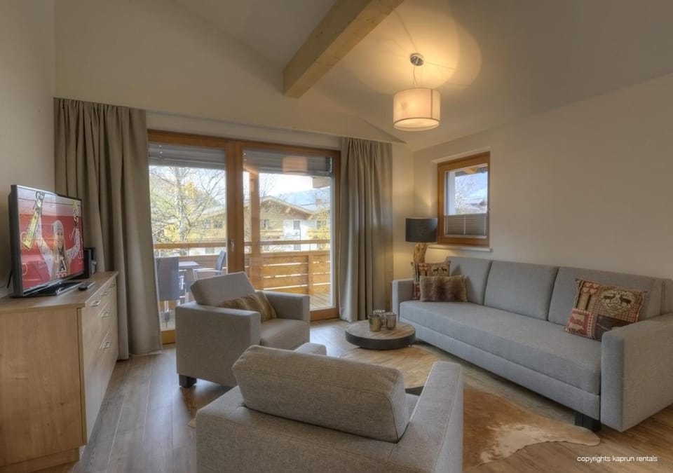 Living room, Seating area, City view, Mountain view, River view