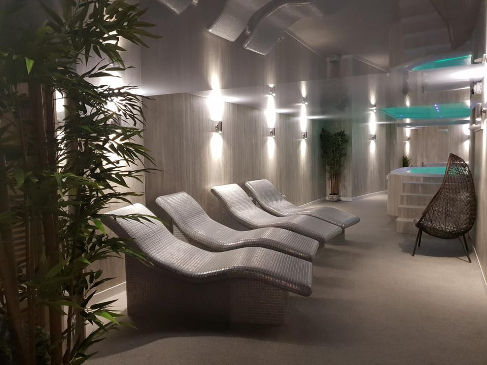 Massage, Sauna, Solarium, Steam room, Lounge or bar, Spa and wellness centre/facilities