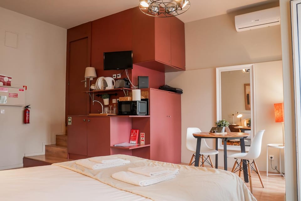 Coffee/tea facilities, Kitchen or kitchenette, Dining area, Bedroom, microwave, minibar