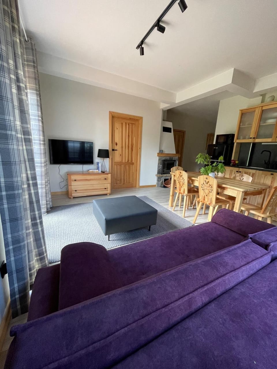 TV and multimedia, Living room, Seating area, Family, flat iron, locker, locker