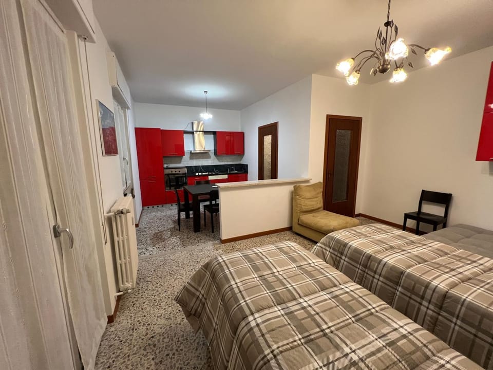 Bed, TV and multimedia, Living room, Photo of the whole room, Seating area, Bedroom, kitchen