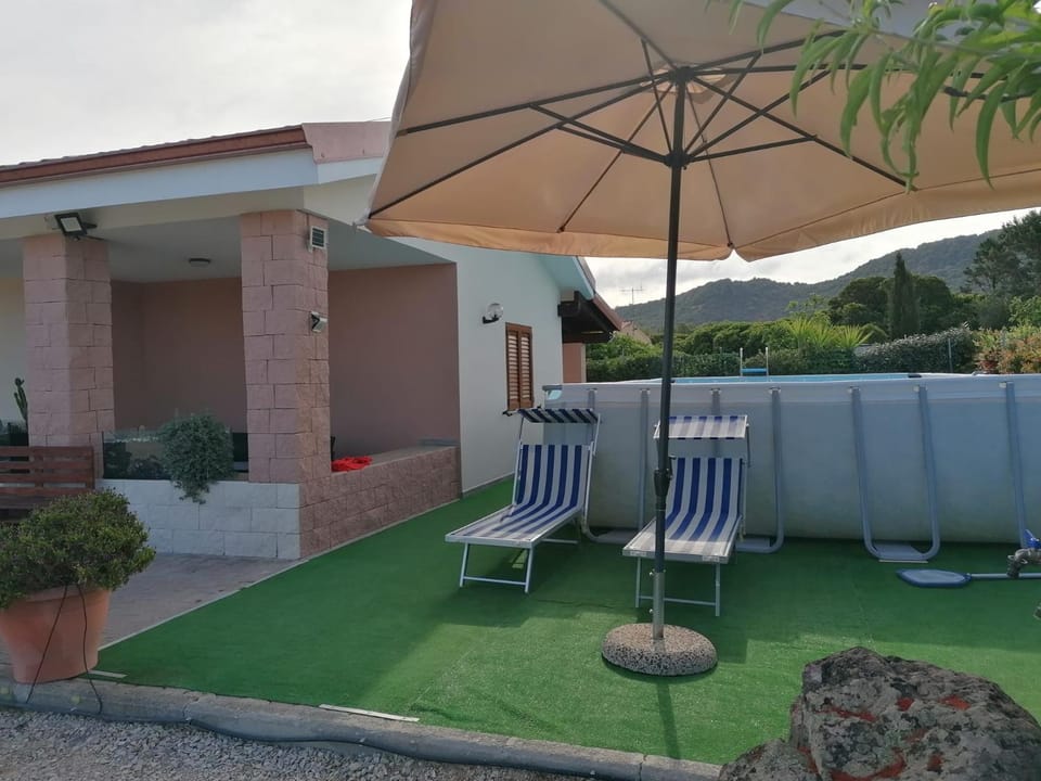 Property building, Swimming pool, sunbed