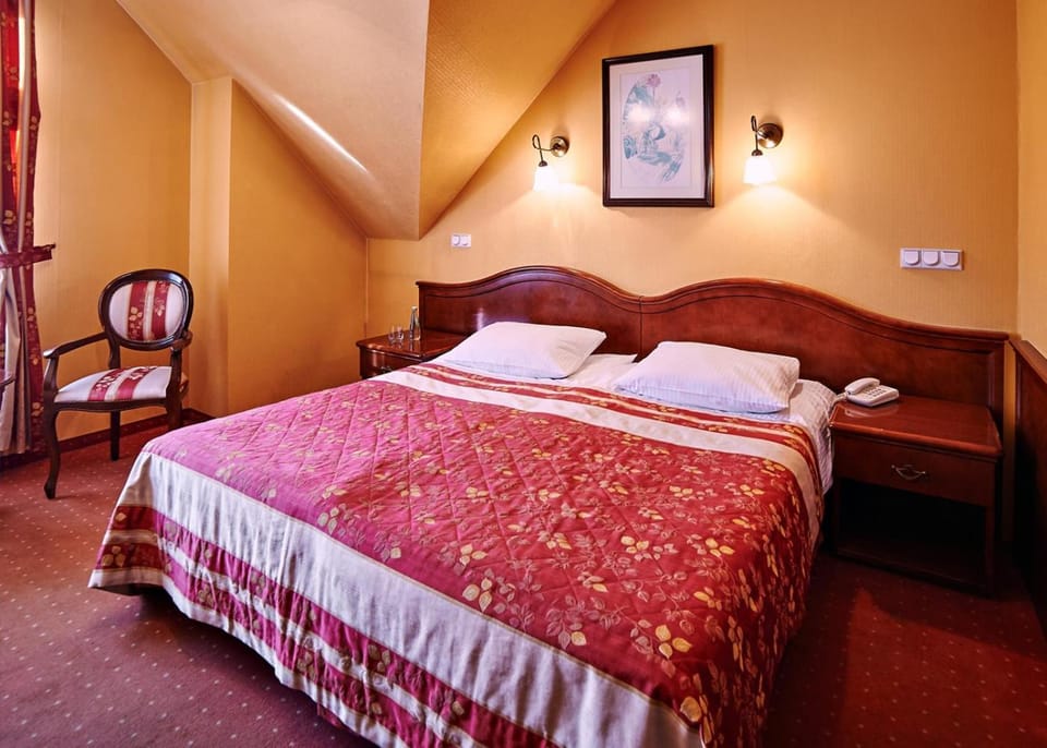 Bed, TV and multimedia, Seating area, Bedroom