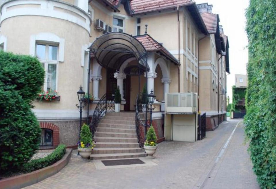 Property building, Restaurant/places to eat, Facade/entrance, Banquet/Function facilities