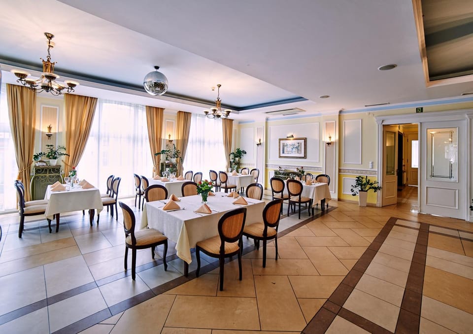 Restaurant/places to eat, Food and drinks, Area and facilities, Entertainment, Drinks