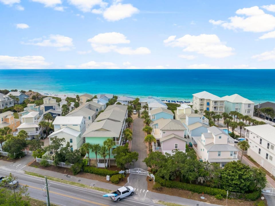 Property building, Day, Neighbourhood, Natural landscape, Bird's eye view, Beach, City view, Sea view, Street view, Location