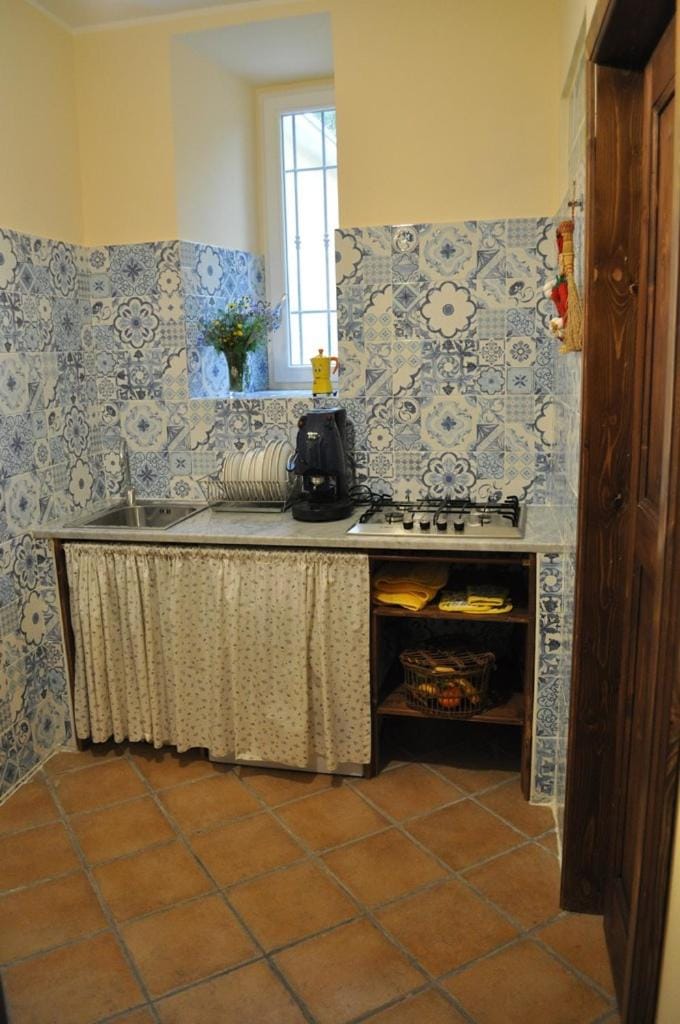 Kitchen or kitchenette, Internal: Not applicable to any particular room