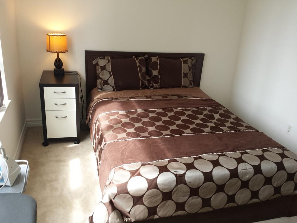 2 Bedroom 1 Bathroom Prime Location in Mississauga Apartment in Mississauga