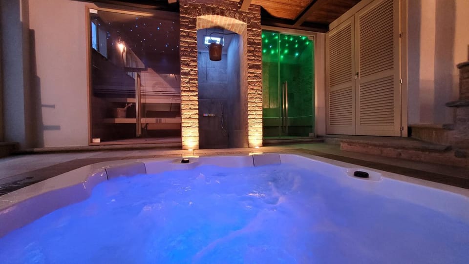 Hot Tub, Hot Tub, Sauna, Spa and wellness centre/facilities
