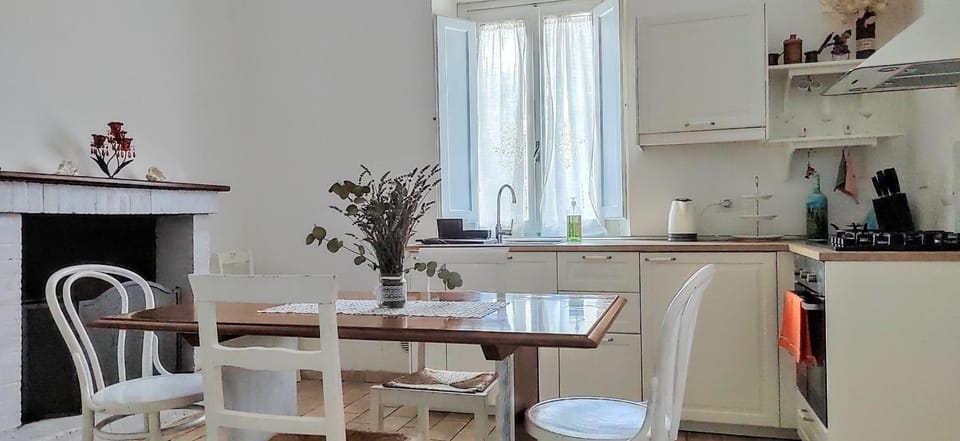 Kitchen or kitchenette, Living room, flat iron, kitchen