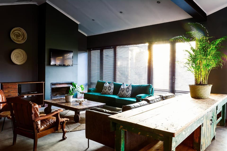 Living room, Photo of the whole room, Decorative detail, Seating area