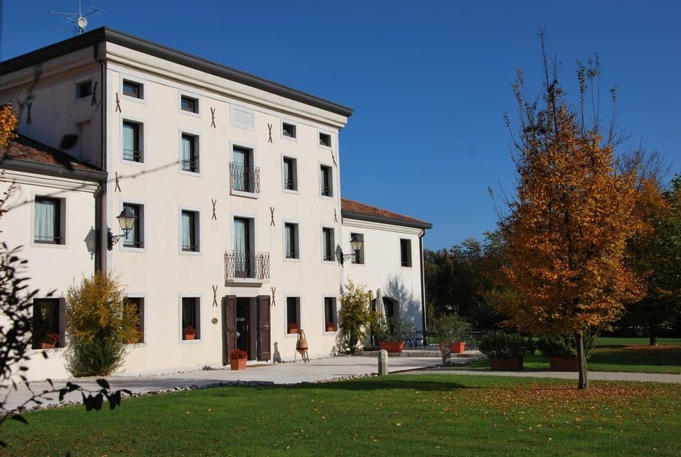 Facade/entrance, Decorative detail, Autumn