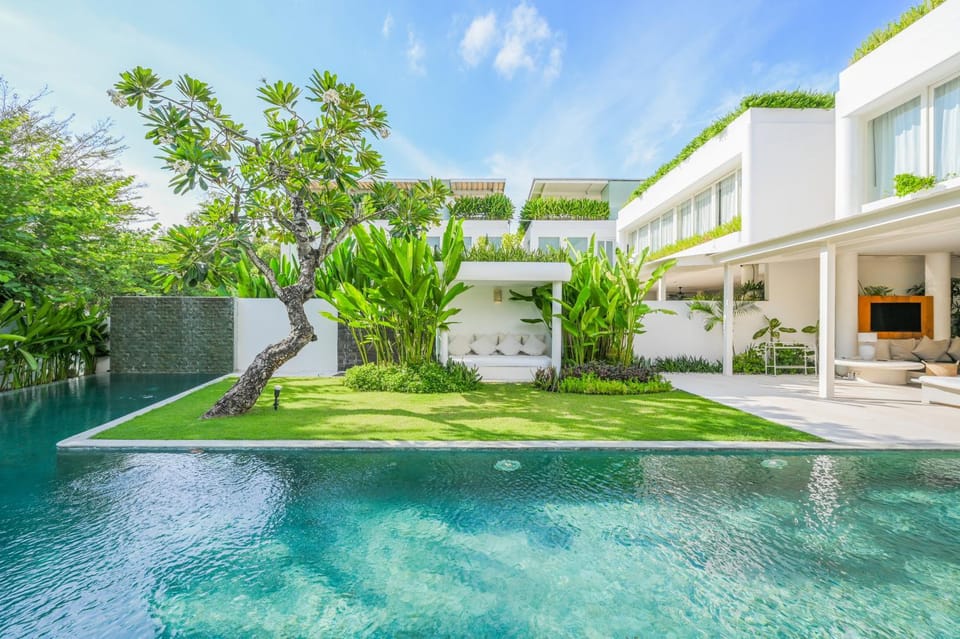 Property building, Garden, Pool view, Swimming pool