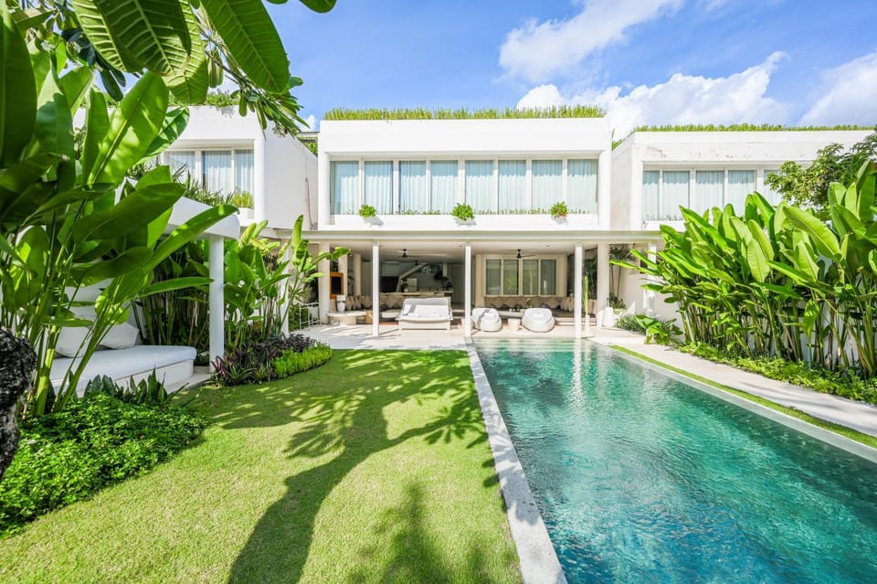 Property building, Garden, Pool view, Swimming pool, sunbed