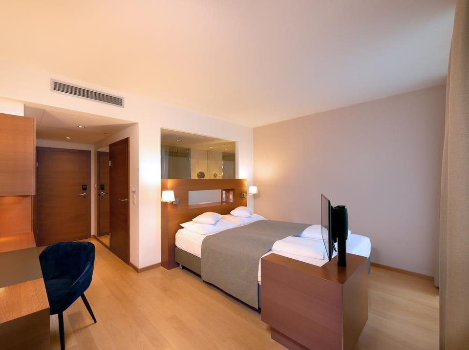 Bed, TV and multimedia, Photo of the whole room, Bedroom