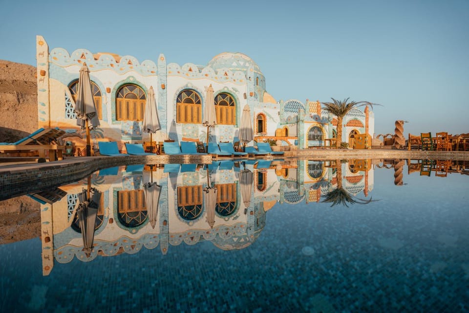 Property building, Restaurant/places to eat, Balcony/Terrace, Decorative detail, Swimming pool