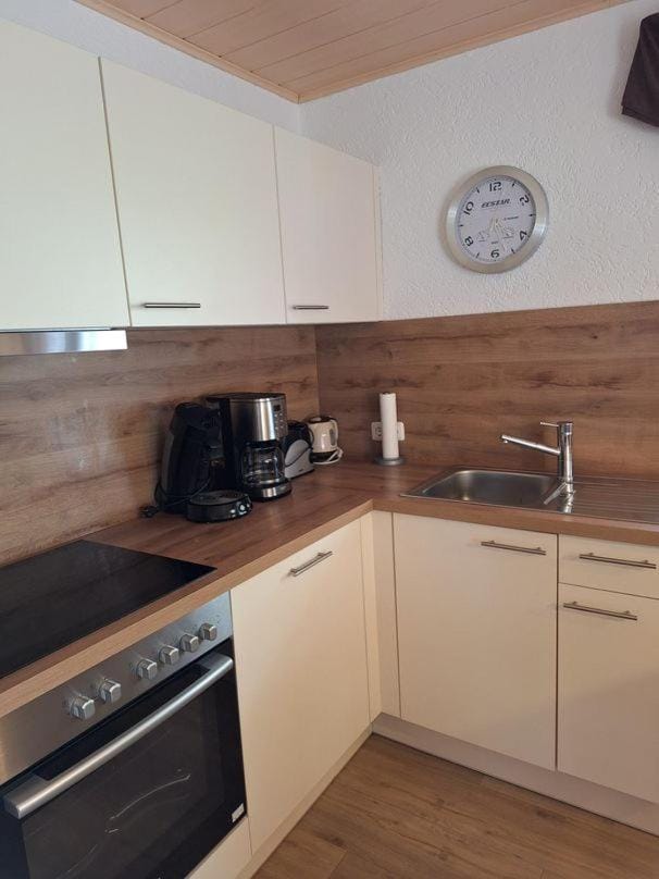 Coffee/tea facilities, Kitchen or kitchenette, dishwasher, stove, toaster