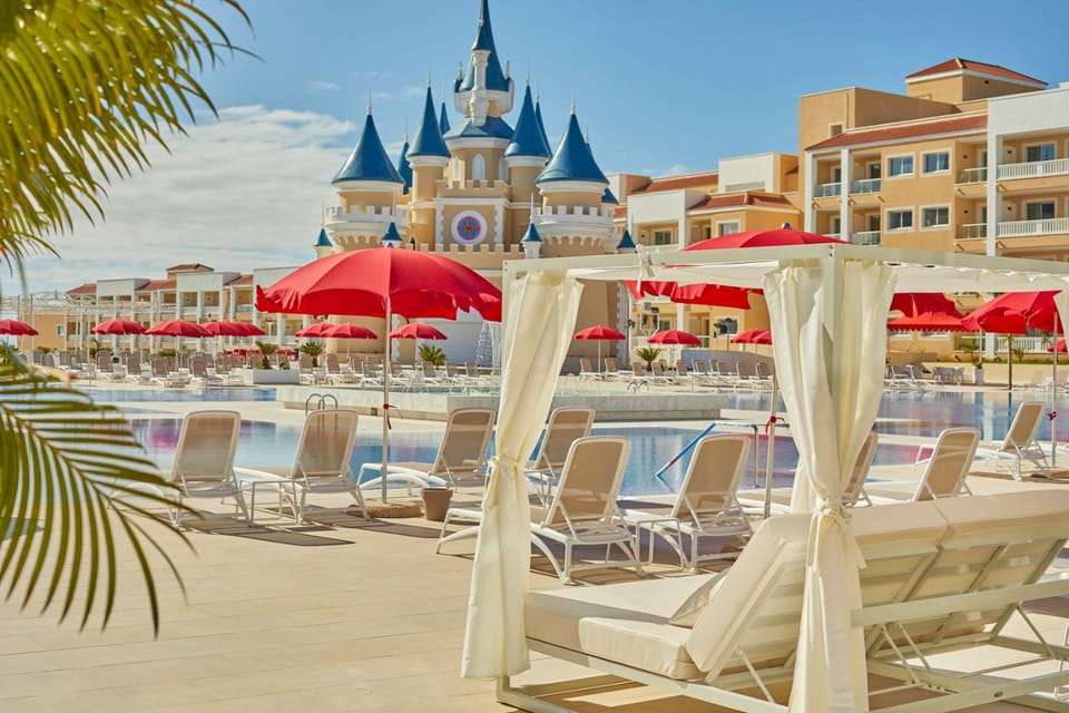 Property building, Day, Beach, Pool view, Sea view, Swimming pool, sunbed