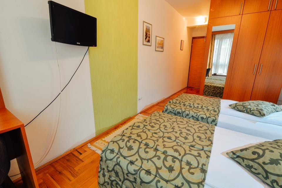 Bed, TV and multimedia, Bedroom