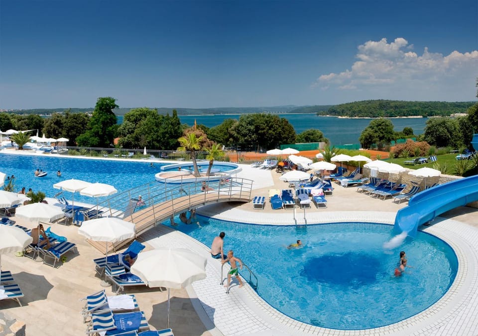 Swimming pool, sunbed