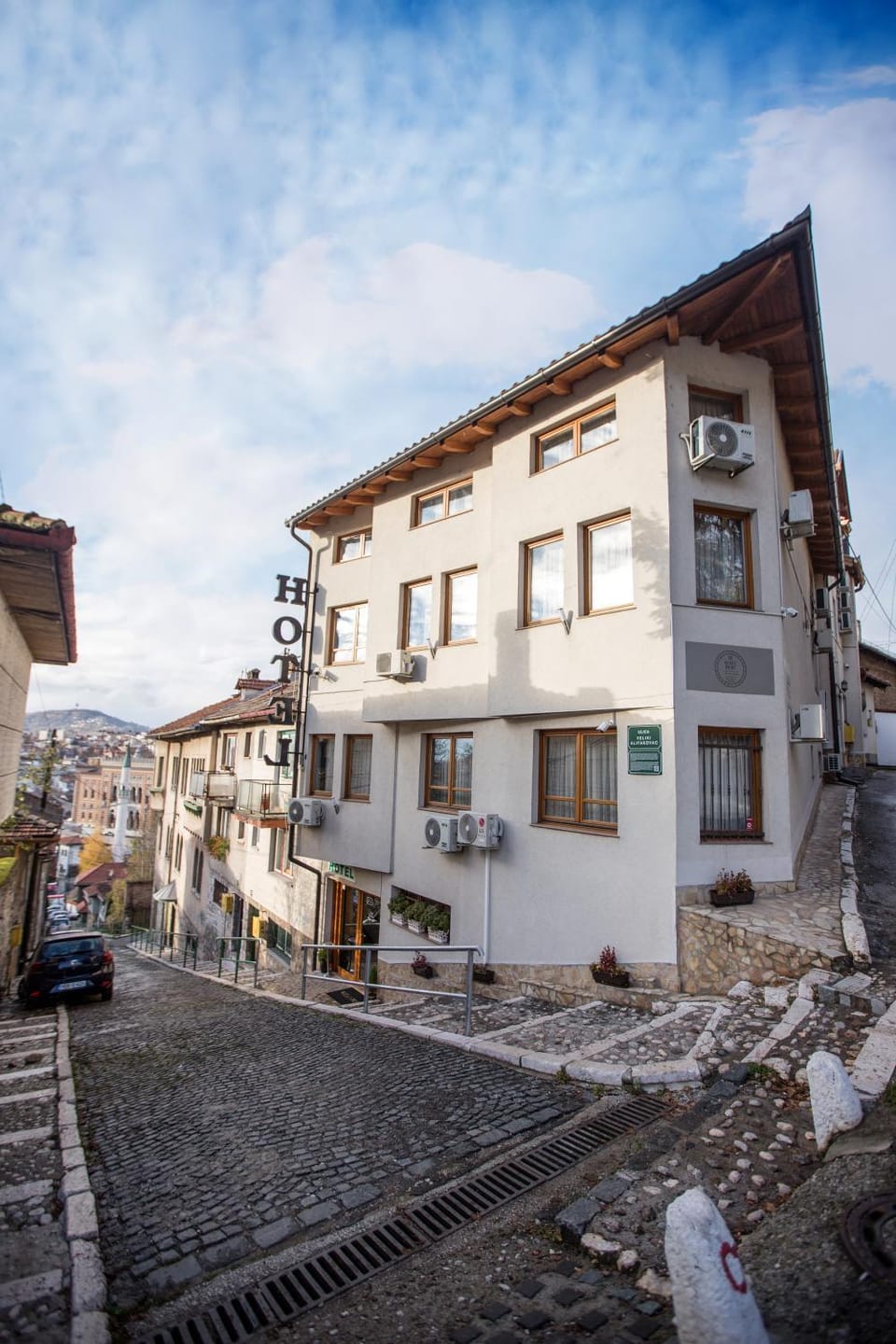 Property building, Facade/entrance, City view, Landmark view, Street view