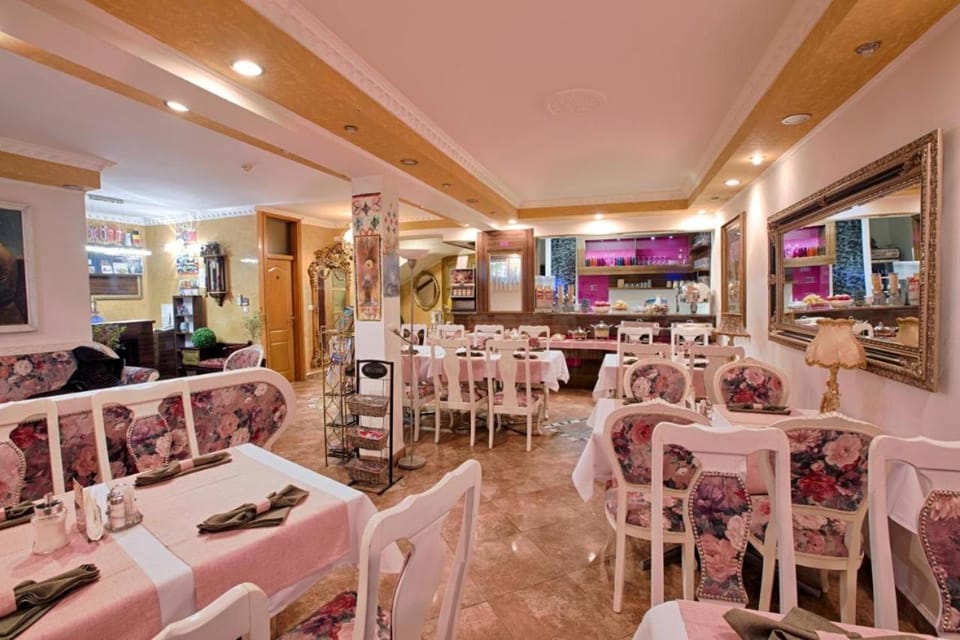 Restaurant/places to eat, Seating area, Breakfast, Breakfast